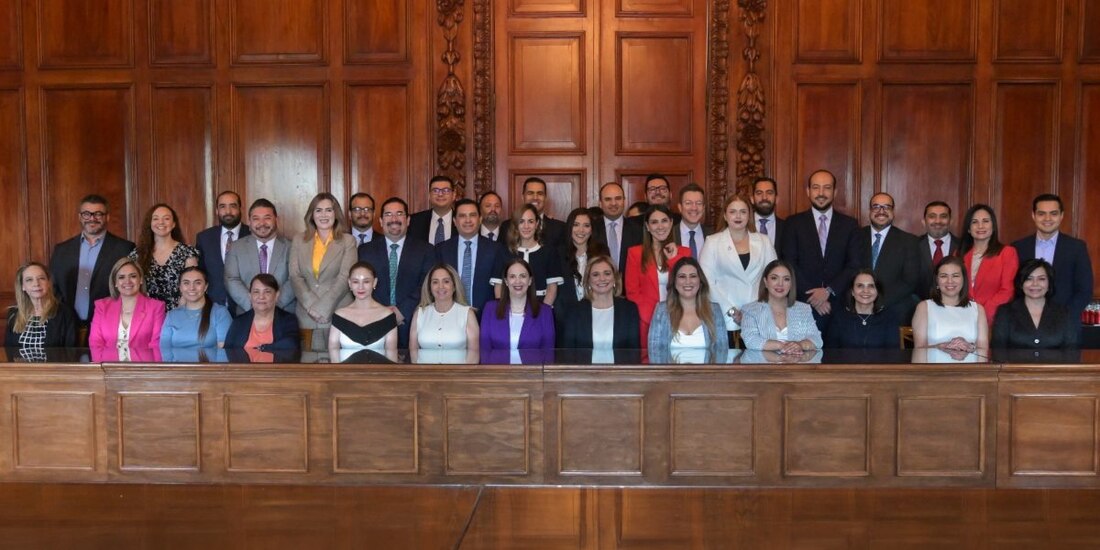 Maru Campos recibe a magistrados electos en Palacio de Gobierno.
