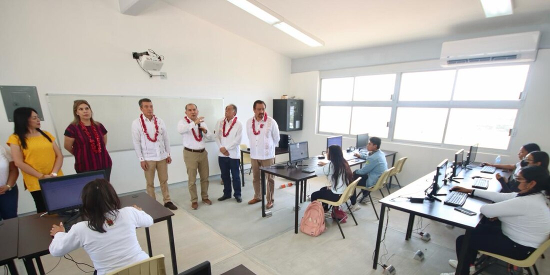 El gobernador de Chiapas, Rutilio Escandón, sin problema alguno en sus actividades laborales diarias.