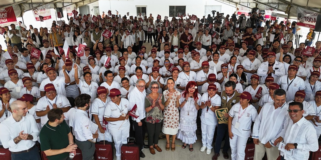 La Presidenta Claudia Sheinbaum, al centro durante su gira de trabajo en Campeche.