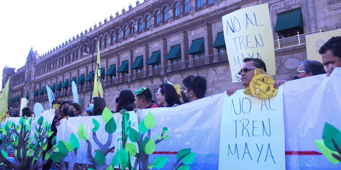 Con cartulinas, mantas y consignas, militantes del PRD se manifestaron en el Zócalo de la CDMX