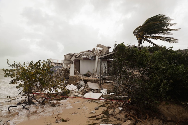 Los ciclones, cuando evolucionan a huracanes, pueden provocar fuertes lluvias e inundaciones; en foto, el huracán Milton, en Yucatán, en 2024.