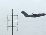 Sobrevuela lejos del aeropuerto un C-17 con aliados rezagados.