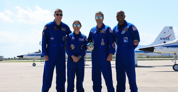 La tripulación de Artemis II posa con el indicador de gravedad cero llamado Rise