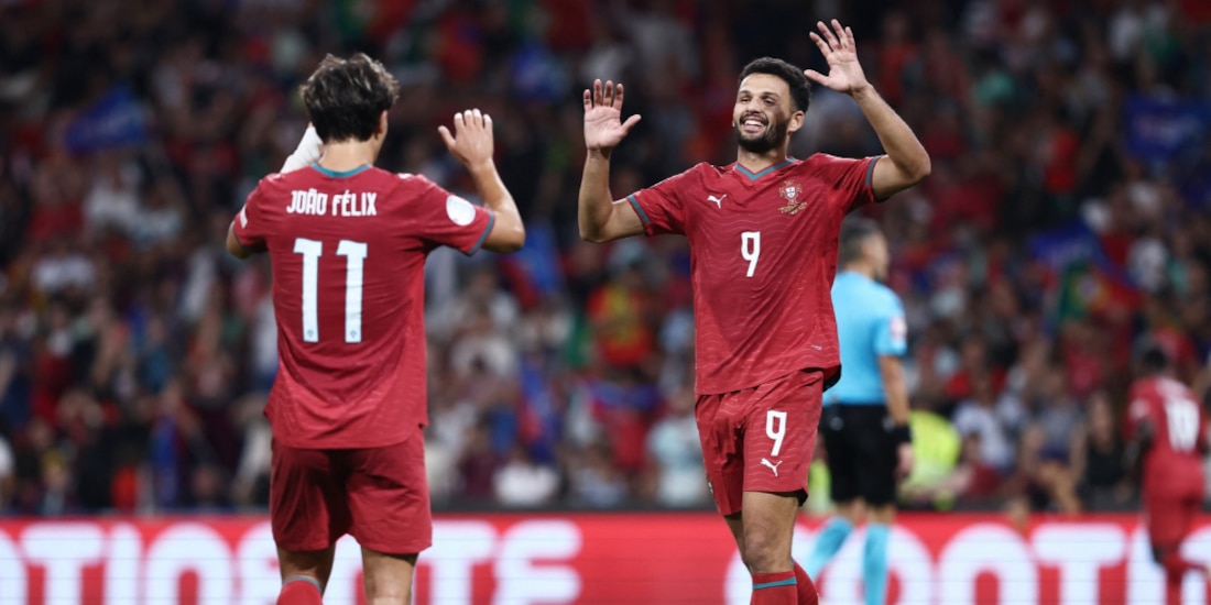 Joao Félix y Goncalo Ramos celebran el segundo gol de los lusos.