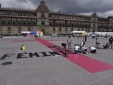 Feministas montan un performance de protesta, en el Zócalo capitalino, en noviembre de 2019.