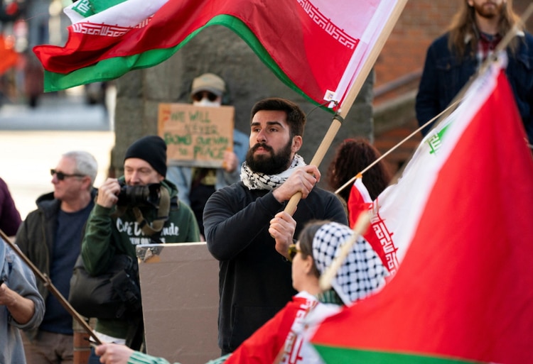Manifestantes con banderas iraníes.