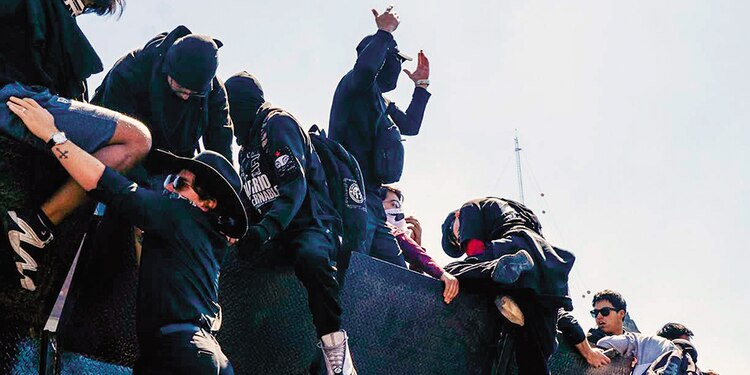 Manifestantes de la marcha de la Generación Z al quitar las vallas en el Zócalo, el 15 de noviembre.