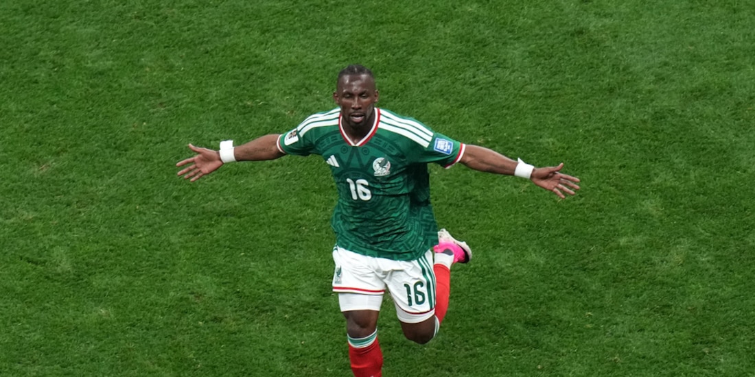 Julián Quinones en el partido de México vs Ecuador