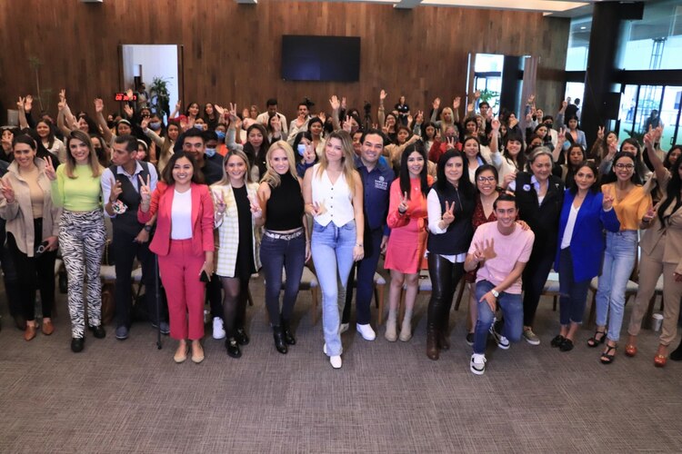 Durante su discurso en el foro, Romina Contreras afirma que se ha demostrado que las mujeres trabajan fuerte y entregan excelentes resultados en la administración pública