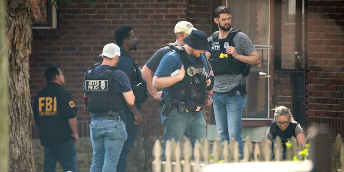 Policías y personal especializado revisan la escena del crimen tras el tiroteo, ayer.