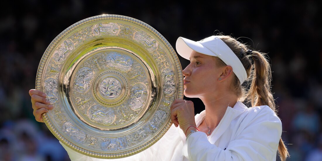 Elena Rybakina de Kazajistán besa el trofeo de Wimbledon