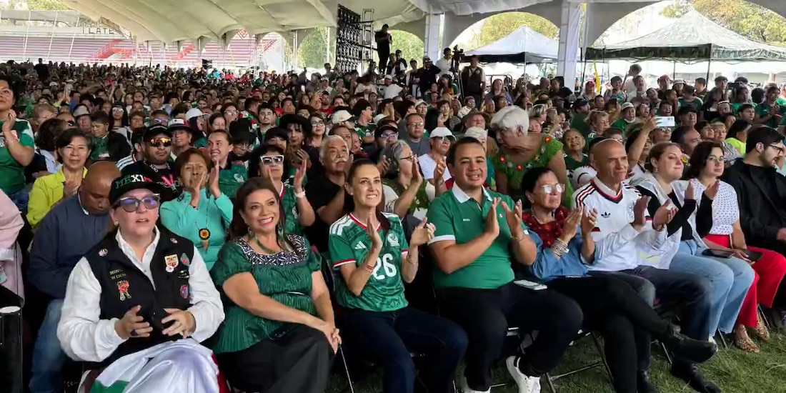 Sheinbaum, en la primera fila del Fan Fest del Deportivo Hermanos Galeana, en alcaldía GAM.