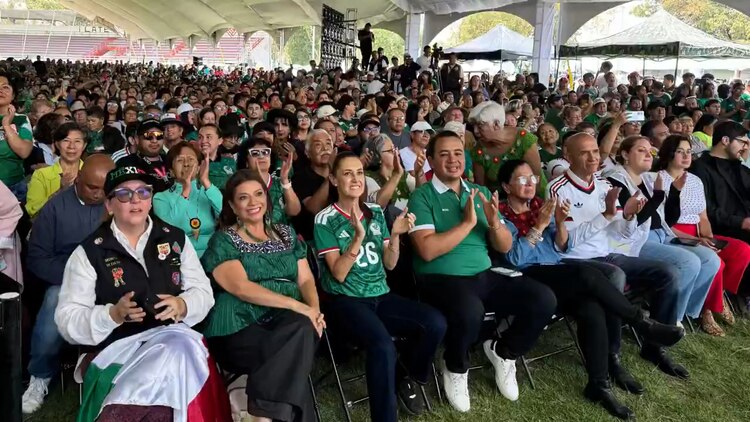 Sheinbaum, en la primera fila del Fan Fest del Deportivo Hermanos Galeana, en alcaldía GAM.