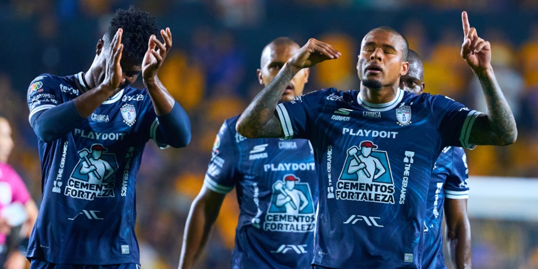 Kenedy festejando su gol ante Tigres.