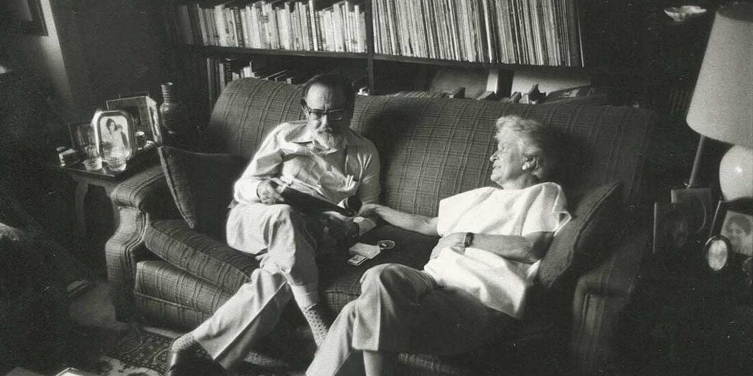 Eliseo Diego y su esposa, Bella García Marruz, en el departamento de María Luisa Elío. Edificios Condesa, Ciudad de México, ca. 1990.