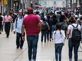 Una familia caminando por la calle de Madero en el Centro Histórico de la CDMX