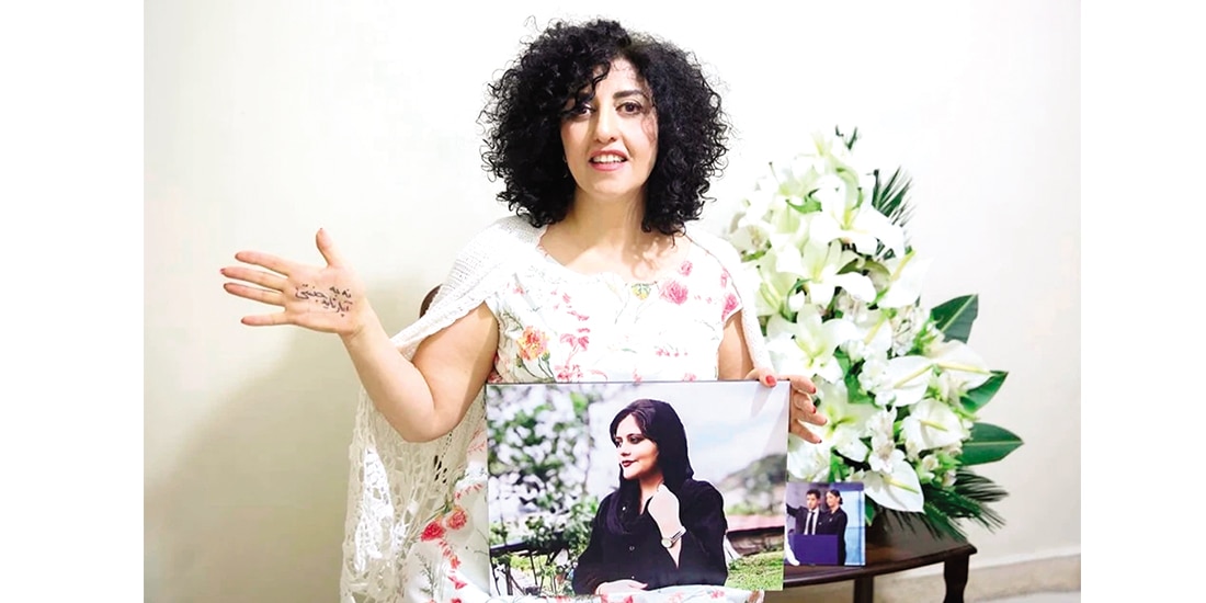 La Premio Nobel de la Paz, Narges Mohammad. En su mano, escrito en farsi, se puede leer: “Fin del apartheid de género”, en diciembre de 2024.