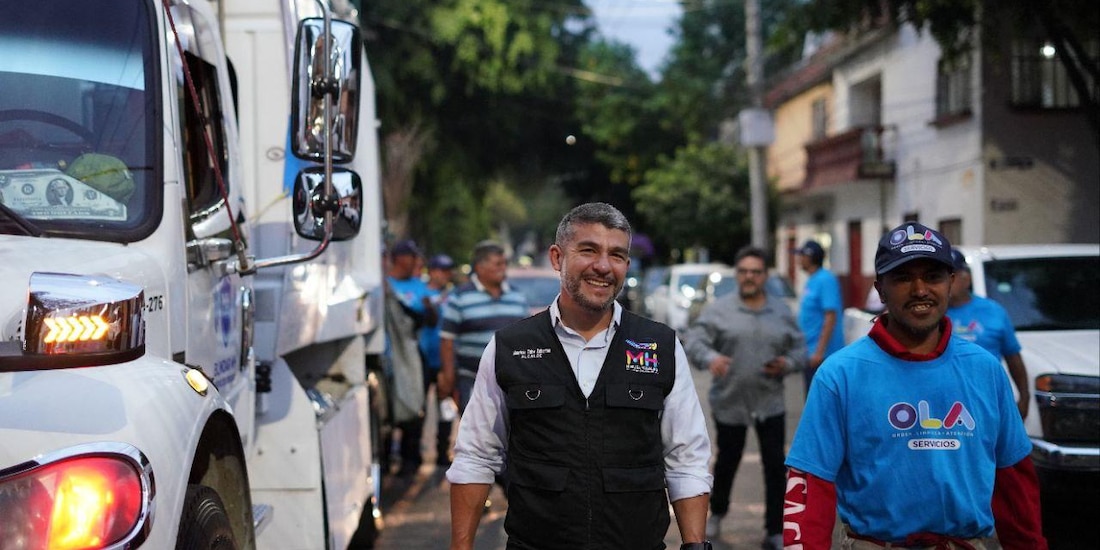 El alcalde Mauricio Tabe supervisa el despliegue de las nuevas carpas de vigilancia policial contra tiraderos clandestinos.