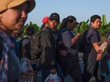 CIUDAD HIDALGO, CHIAPAS, 23ENERO2020.- Tras cruzar el río Suchiate cientos de migrantes centroamericanos se agruparon en caravana para adentrase a territorio nacional con la intención de llegar a los Estados Unidos. Personal del Instituto Nacional de Migración y de la CNDH acompaña al contingente. En días pasados los migrantes fueron contenidos por la Guardia Nacional cuando estos quisieron entrar de la misma forma que hoy lo hicieron.
FOTO: ISABEL MATEOS/CUARTOSCURO.COM