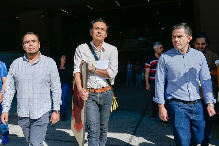 Marx Arriaga a su salida de las instalaciones de la SEP al sur de la Ciudad de México.