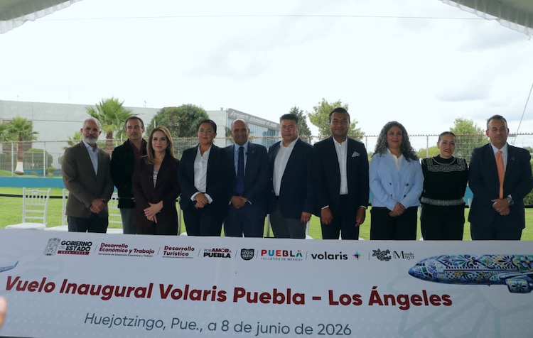 Realizan vuelo inaugural de volaros Puebla-Los Ángeles.
