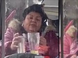Mujer es captada en VIDEO preparándose una michelada en el transporte público. Foto: Especial