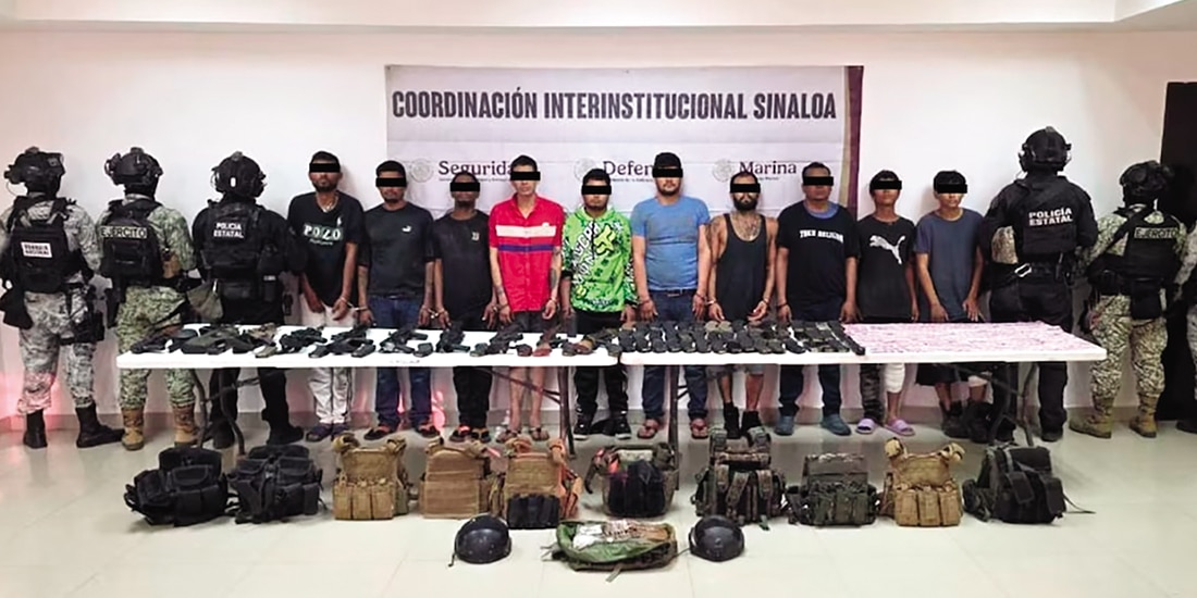 Elementos federales y de la Policía estatal, al custodiar ayer a los detenidos.