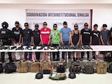 Elementos federales y de la Policía estatal, al custodiar ayer a los detenidos.
