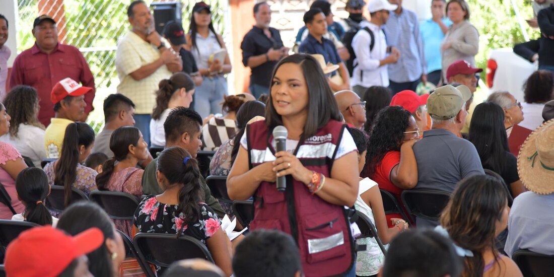 Beatriz Mojica durante una asamblea informativa en Igualapa, Guerrero.