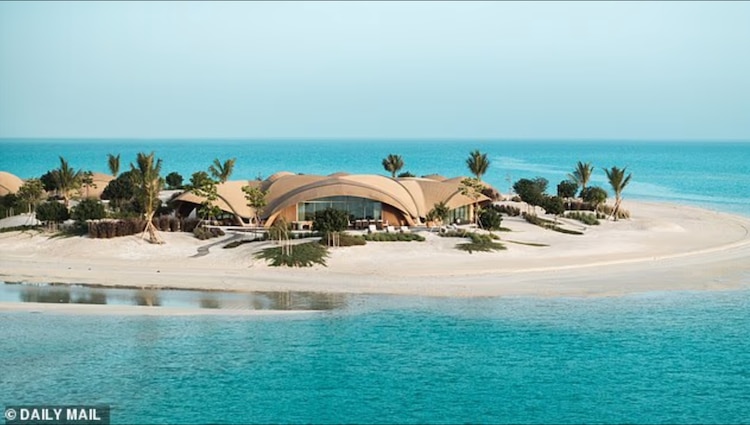 Cristiano Ronaldo adquirió una lujosa villa privada en medio del Mar Rojo.