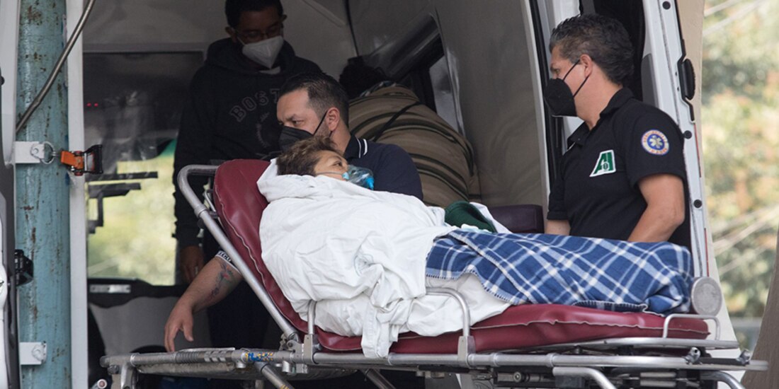 Un paciente con oxígeno fue trasladado al área de urgencia Covid-19 del Hospital de los Venados IMSS.