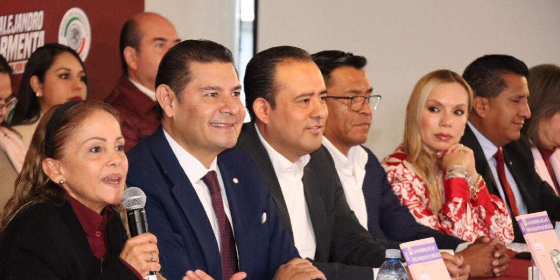 Senador Armenta (centro, izq.) enfatiza la necesidad de reformas constitucionales para avanzar hacia un gobierno humanista en México.