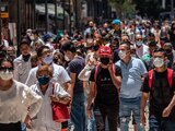 CIUDAD DE MÉXICO, 07AGOSTO2020.- Cientos de personas acuden al Centro Histórico desde que se implemento la estrategia para la reapertura de comercios por parte del Gobierno de la Ciudad. Establecimientos comenzaron a reabrir de manera parcial con el fin de recuperar la economía pero debido al incremento de casos COVID se prevé que se pueda pasar a semáforo rojo de nuevo.
FOTO: ANDREA MURCIA/CUARTOSCURO.COM