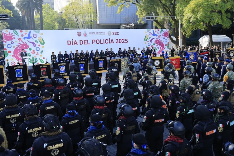 Nuevas unidades de patrullaje y ambulancias del ERUM refuerzan la vigilancia y atención de emergencias en la CDMX.