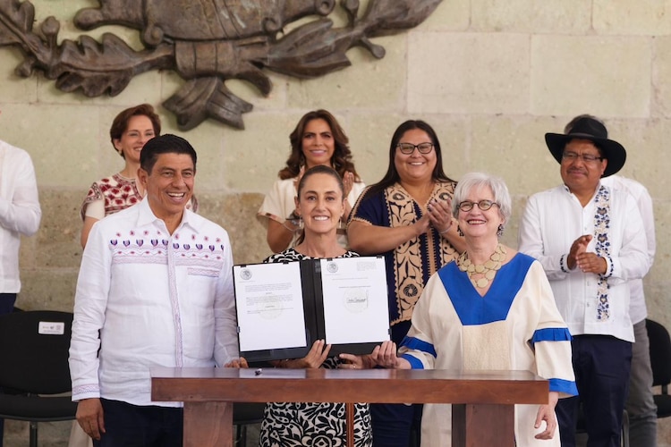 Presidenta Claudia Sheinbaum firma Decreto para reconocer a Margarita Maza como la Primera Embajadora Histórica de México.