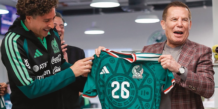 UNA DE LAS VISITAS que recibió la Selección Mexicana de Futbol
durante su concentración en el CAR fue la de la leyenda del boxeo
Julio César Chávez, quien convivió y platicó con los convocados