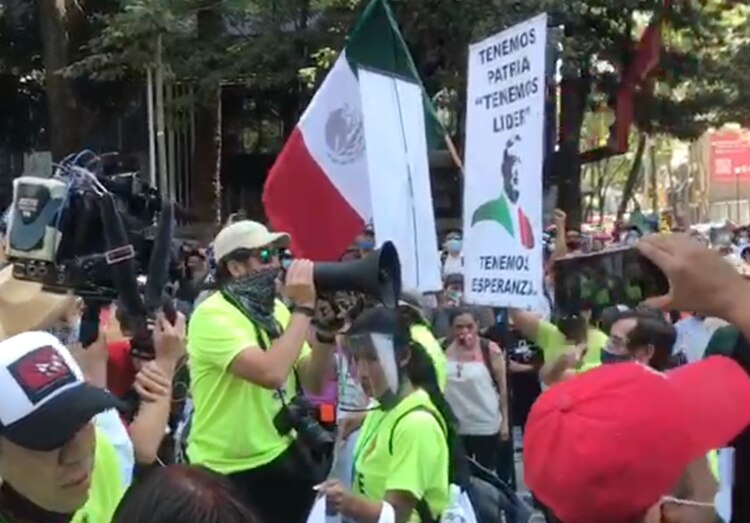 Organizadores dan un mensaje.