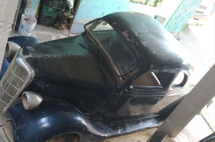 Ford coupe sin reparar en 270 mil pesos.