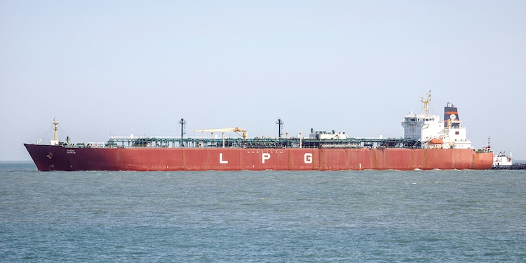 Transportista de GLP, Shivalik, llega al puerto de Mundra a través del estrecho, ayer.