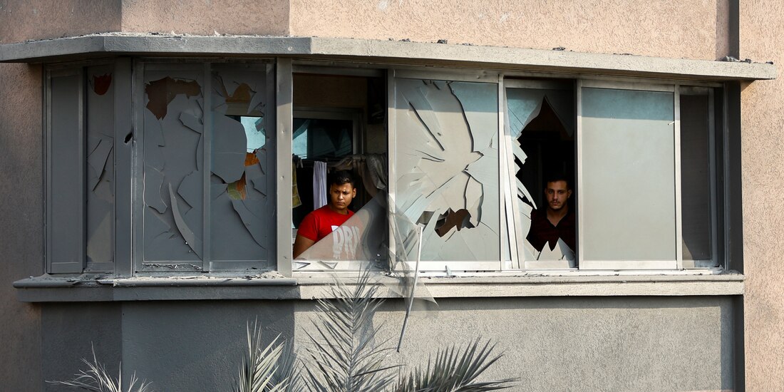 Palestinos miran desde una casa dañada tras los ataques israelíes, en el sur de la Franja de Gaza, el 9 de octubre de 2023.