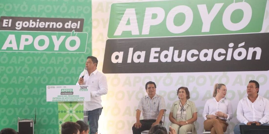 Ricardo Gallardo entrega útiles escolares y uniformes en Rioverde, San Luis Potosí.