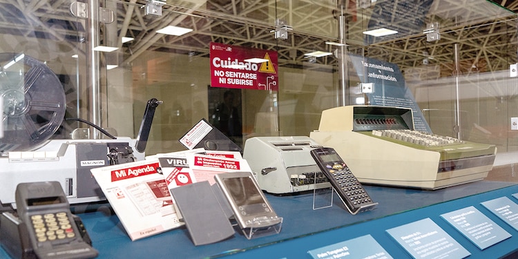 Celulares, máquinas de cobro entre la colección del museo.