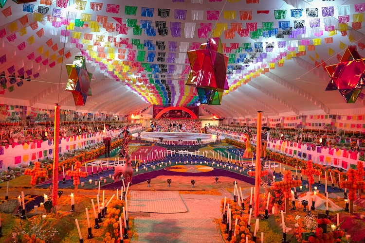 En el pueblo de Mixquic se montó una ofrenda que busca romper el récord Guinness de ser la más grande del mundo.