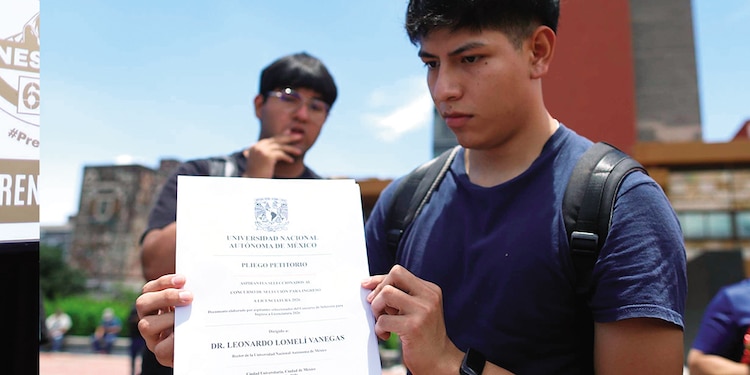 Alumnos admitidos en licenciatura presentan su pliego petitorio, el 3 de agosto.