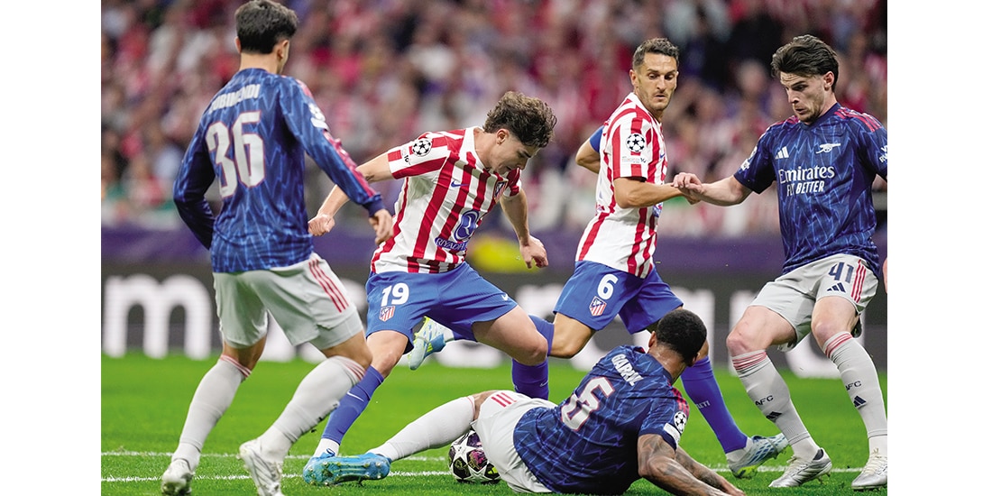 Álvarez pelea el balón con futbolistas de los Gunners la semana pasada.