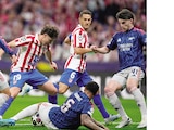 Álvarez pelea el balón con futbolistas de los Gunners la semana pasada.