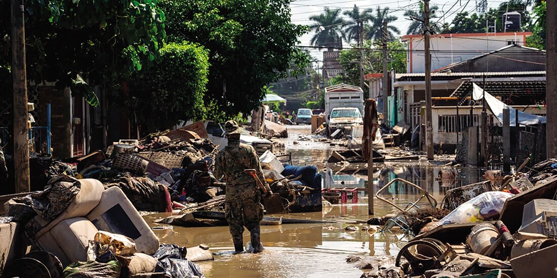 Elementos de la Marina y vecinos apoyan con las labores de limpieza en Poza Rica, Veracruz, ayer.