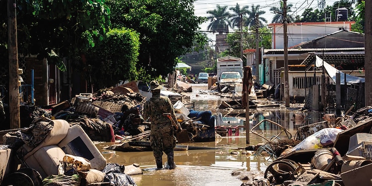 Elementos de la Marina y vecinos apoyan con las labores de limpieza en Poza Rica, Veracruz, ayer.
