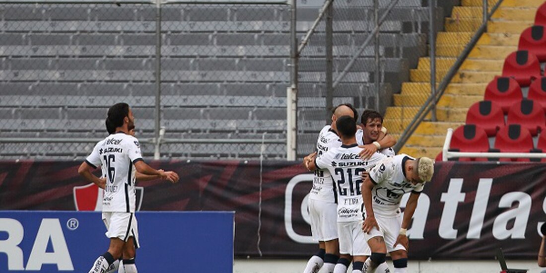 Jugadores de Pumas festejan un gol contra el Atlas en la segunda fecha del certamen.