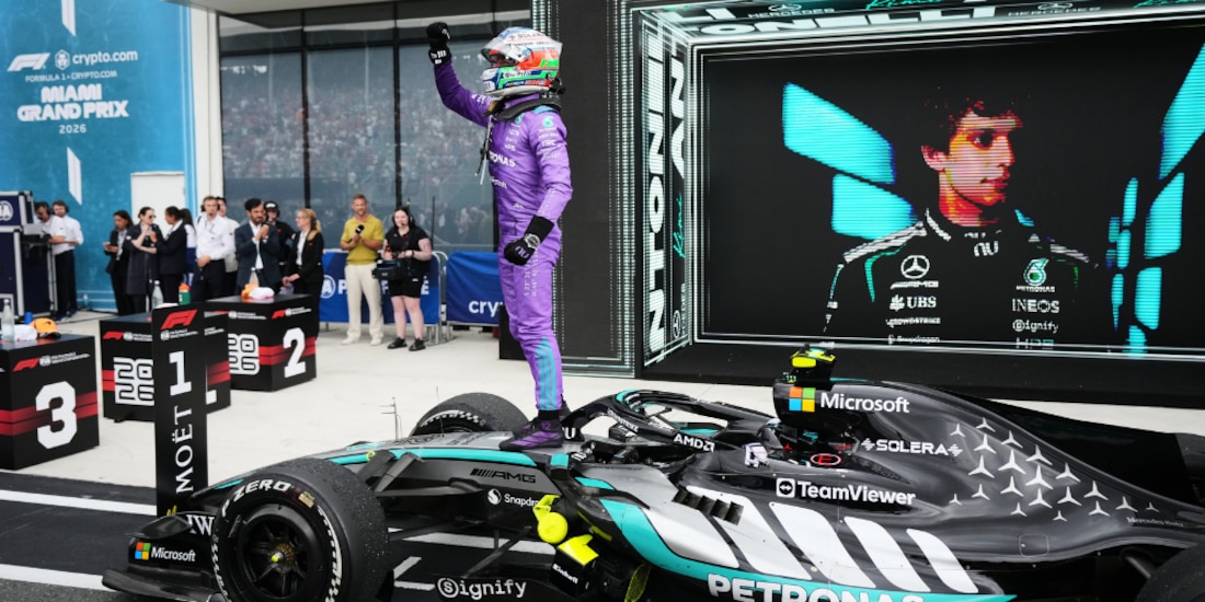 Andrea Kimi Antonelli arriba de su monoplaza festejando su victoria.